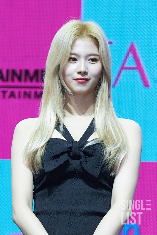 [현장] 트와이스 사나 올블랙 의상으로 팬시 군무 촬영, 신기했다... [현장] 트와이스 사나 올블랙 의상으로 팬시 군무 촬영, 신기했다