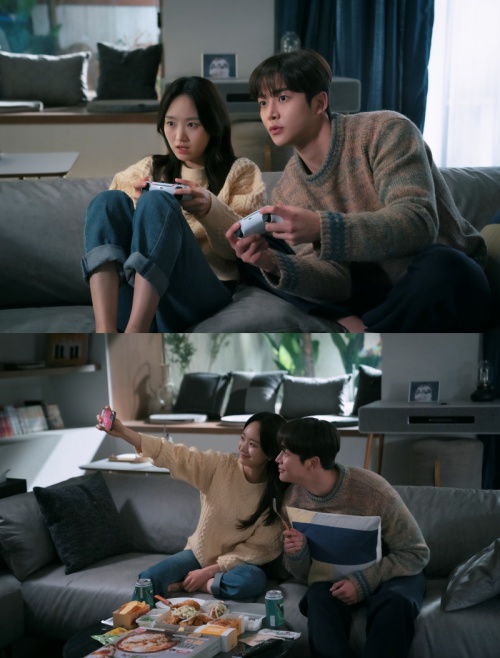 '선배 그 립스틱' 원진아X로운, 로맨스 필살기 '집 데이트' 공개 '선배 그 립스틱' 원진아X로운, 로맨스 필살기 '집 데이트' 공개