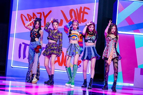 잇지(ITZY), 첫 정규 앨범 발매...컴백쇼에서 신곡 'LOCO' 무대 공개