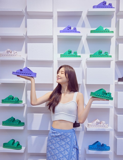 이선빈, 슈콤마보니 여름샌들 황금손 주목 < 패션 < 뷰티패션 < 기사본문 - 싱글리스트 이선빈, 슈콤마보니 여름샌들 황금손 주목