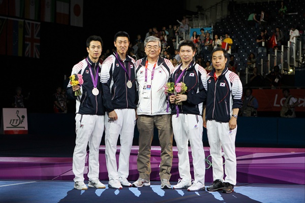 故 조양호 한진그룹 선대회장(가운데)이 런던올림픽 탁구 남자단체전 은메달 시상식에서 기념 사진을 촬영하는 모습/사진=한진그룹