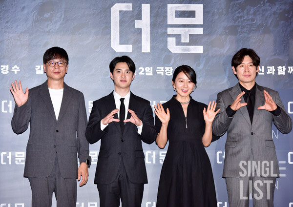 [포토] 설경구-도경수-김희애 '영화 더 문 많이 사랑해주세요'