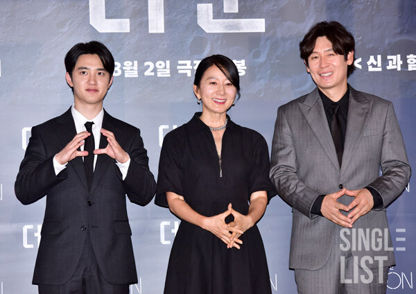 [포토] 설경구-도경수-김희애 '영화 더 문 많이 사랑해주세요'