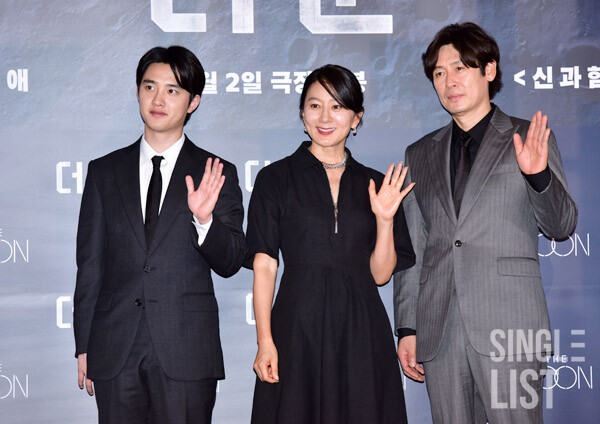 [포토] 설경구-도경수-김희애 '영화 더 문 많이 사랑해주세요'