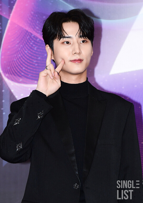[포토] 데이식스 영케이 '완벽한 고양이 하트'