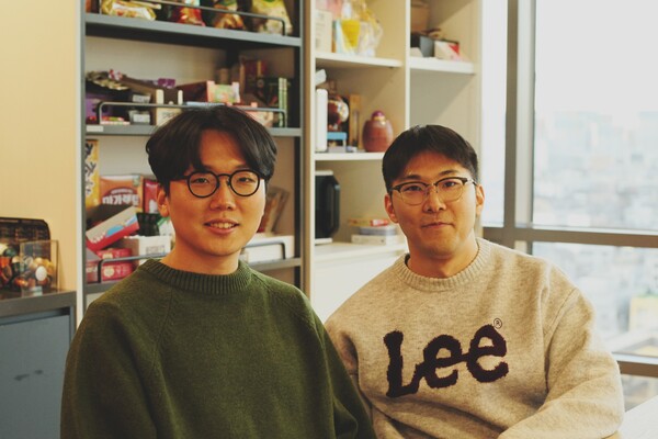 오늘의 다크나이트: 딜라이트룸 IT 제품 기획자 박상욱(왼쪽)과 IOS 개발자 이준원(오른쪽)