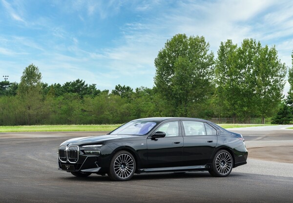 BMW 740i 및 750e xDrive M 스포츠 스페셜 에디션