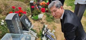 노태우 장남 재헌 씨, <b>5.18</b>민주<b>묘지 참배</b>...父이름으로 헌화