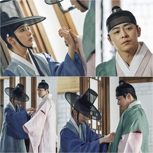 '세작, 매혹된 자들' <b>조정석</b>-<b>신세경</b>, 심장 소리 들릴 듯 가까운 거리...도포 ...