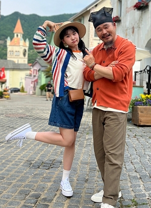 <b>김다현</b>, 父 <b>김봉곤</b> 훈장과 CF 나들이...남다른 케미