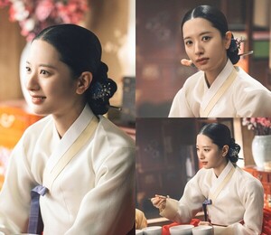 김지연, 단아한 쪽진머리…'<b>귀궁</b>' <b>비하인드</b>컷 공개