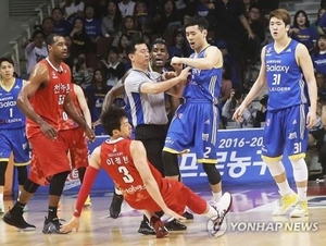 <b>프로농구</b> 대표 앙숙 <b>이정현</b>-<b>이관희</b>, 서로 유니폼 갈아입어