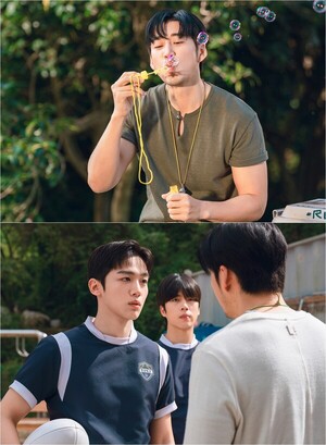 윤계상X<b>김요한</b>, '<b>트라이</b>' 럭비공같은 사제 <b>케미</b>? 스틸 2종 공개