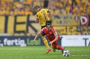 '마스크맨' <b>이재성</b> 15분...<b>마인츠</b>, <b>컵대회</b> 2R 진출
