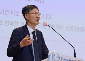 <b>문형배</b>, 與발의 '<b>재판소원</b>' 지지..."헌재 신뢰도, 대법보다 낮은적 없어...