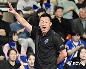 '<b>여오현 감독대행</b>' 기업은행, 흥국생명 3-0 완파...7연패 탈출
