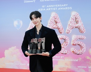 2PM <b>이준호</b>, '<b>AAA</b> 2025'서 <b>4관왕</b>·MC 활약…"태풍같은 한해"