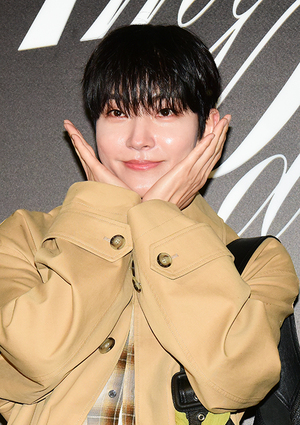 [포토] 황인엽, 파리 홀린 꽃받침...'아미 룩의 정석'