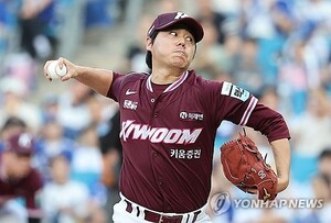 <b>키움</b>, <b>10연패 탈출</b>...하영민 역투→추재현·안치홍·히우라 솔로포