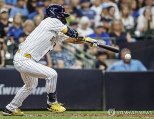 <b>배지환</b>, 밀워키 이적→번트 안타로 '<b>MLB 복귀</b>' 신고