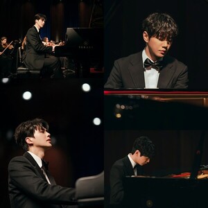 '<b>포핸즈</b>' 송강·이준영, 피아니스트 변신…팸플릿 공개