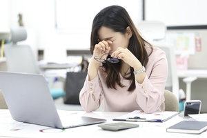 동료 육아휴직 짐 떠안은 직장인 70%, 수당 없는 독박 노동의 그늘